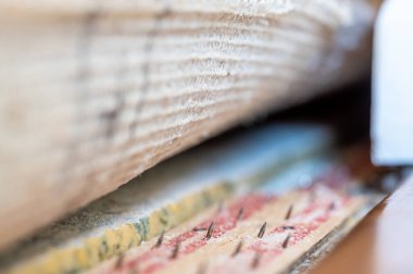 Halı çivisi döşeme projesinde ortaya çıktı. Yüksek kalite fotoğraf