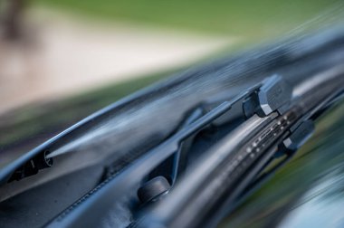 Arabanın ön camını yıkamak için kullanılan jetin altında bir arabanın camını temizlemek için kullanılan sıvı. - Evet. Yüksek kalite fotoğraf