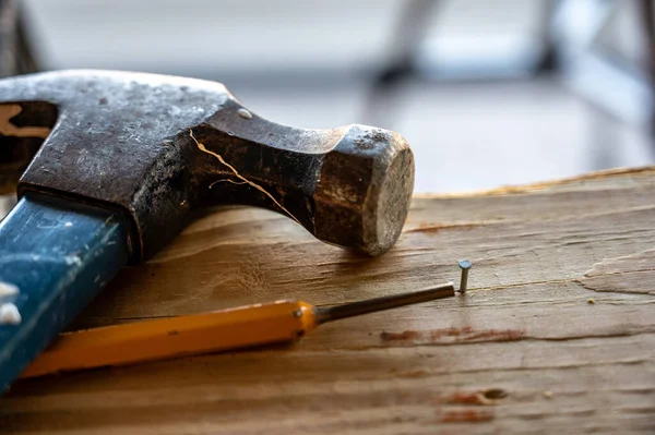 釘セットは ハンマーから釘に力を集中するために使用される金属棒であり 木材を損傷しません — ストック写真