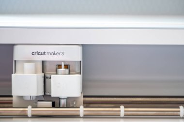 Tiffin, Iowa, ABD - 10.2022 - Sanat ve el sanatlarında kullanılan Cricut akıllı kesme aracı. Yüksek kalite fotoğraf