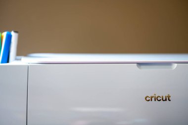 Tiffin, Iowa, ABD - 10.2022 - Sanat ve el sanatlarında kullanılan Cricut akıllı kesme aracı. Yüksek kalite fotoğraf