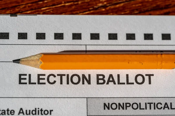 有选择地把重点放在上面有铅笔的通用选举选票上 高质量的照片 — 图库照片
