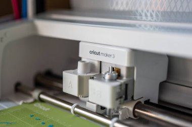 Tiffin, Iowa, ABD - 10.2022 - Sanat ve el sanatlarında kullanılan Cricut akıllı kesme aracı. Yüksek kalite fotoğraf