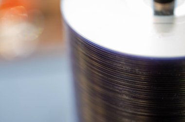 Elektronik ortam depolamak için kullanılan CD 'ler üzerine seçici bir odak noktası. Yüksek kalite fotoğraf