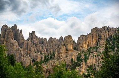 Gökyüzüne uzanan dağların görkemli manzarası