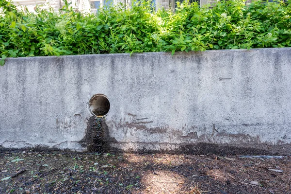Stormwater Drain Outlet Urban Area Seepage Discoloring Concrete Barrier High — Stock Photo, Image
