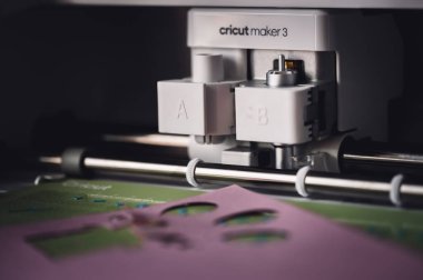 Tiffin, Iowa, ABD - 10.2022 - Sanat ve el sanatlarında kullanılan Cricut akıllı kesme aracı. Yüksek kalite fotoğraf