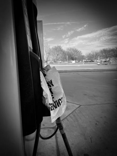 Τσάντα Κείμενο Απόσπαση Εκτός Λειτουργίας Πάνω Από Μια Αντλία Βενζίνης — Φωτογραφία Αρχείου