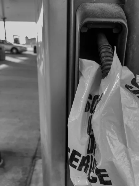 装有文字的袋子 放在加油站水泵上 高质量的照片 — 图库照片