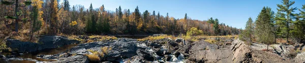 Malerischer Fall Mit Blick Auf Einen Fluss Mit Wechselnden Blättern — Stockfoto