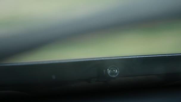 引擎盖下的挡风玻璃垫圈喷射机用来喷射液体来清洗车辆上的玻璃 是的高质量的照片 — 图库视频影像