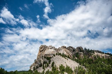 Güney Dakota 'nın Kara Tepeleri' ndeki Rushmore Dağı bulutlu bir gökyüzüne karşı. Yüksek kalite fotoğraf