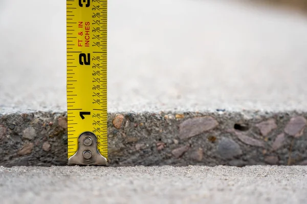 Frost Heave Crack Residential Concrete Sidewalk Tape Measure High Quality — Stock Photo, Image
