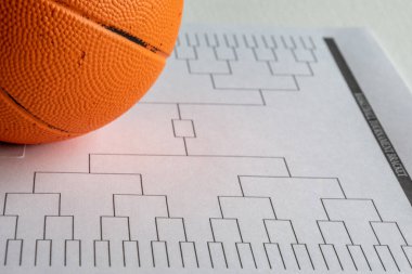 Beyaz kağıt üzerinde boş basketbol sahası