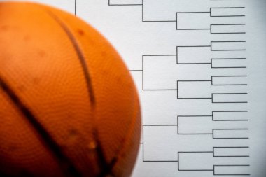 Beyaz kağıt üzerinde boş basketbol sahası