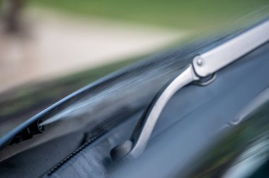 Arabanın ön camını yıkamak için kullanılan jetin altında bir arabanın camını temizlemek için kullanılan sıvı. - Evet. Yüksek kalite fotoğraf