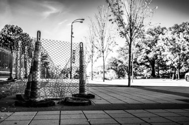 Tehlikeli koniler ve eskrimli kaldırım giriş panelinde açık bir kapak. Yüksek kalite fotoğraf