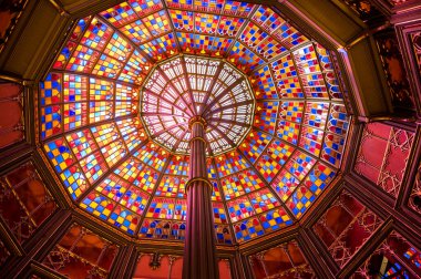 Baton Rouge, Louisiana, ABD - 11.2022 - Old Louisiana State Capitol cam penceresinin lekeli cam kubbesi. Yüksek kalite fotoğraf