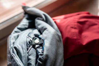 İç kaplamalı kışlık palto ve onu yerinde tutmak için çıt çıtlat. - Evet. Yüksek kalite fotoğraf