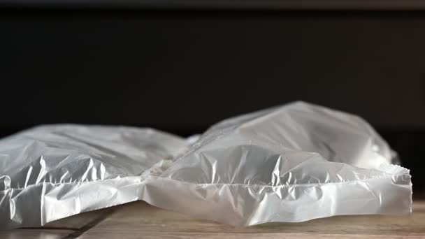 Fille Bas Sautant Sur Oreiller Emballage Plastique Bulle Des Images — Video