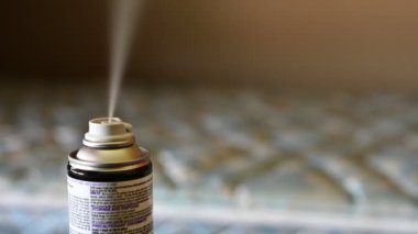 Aktif sprey şişesi havaya kimyasallar saçıyor. Yüksek kalite 4k görüntü