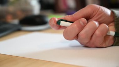 Gerginken sürekli bir kaleme tıklıyorsun. Yüksek kalite 4k görüntü