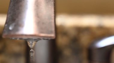 Sızdıran bir musluğun devamlı sızıntılı 4K makro videosu. Yüksek kalite Tam HD görüntü