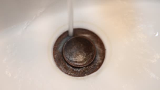 关闭浴室水池中的排水管插头 然后注满水 高质量的4K镜头 — 图库视频影像
