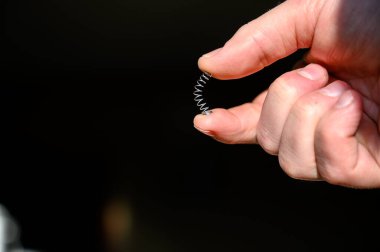 Kafkas eli, metal yayı başparmakla parmak arasına sıkıştırıyor. Yüksek kalite fotoğraf