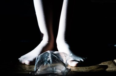 Patlamış bir baloncuk ambalajının üzerinde duran bir çocuğun ayaklarına odaklan. - Evet. Yüksek kalite fotoğraf