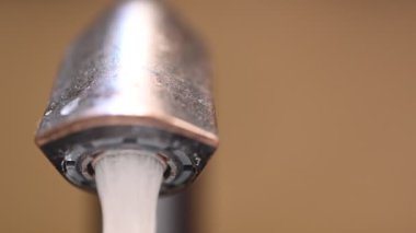 Lavabo musluğunun havalandırmasına su açılırken özenli bir şekilde odaklan. Yüksek kalite 4k görüntü