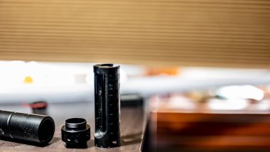 Kabzalı, neon bıçaklı, ses panelli ve kontrol çipli bir aletten lazer kılıcı yapmak için çeşitli parçalar. - Evet. Yüksek kalite fotoğraf