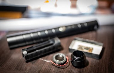 Kabzalı, neon bıçaklı, ses panelli ve kontrol çipli bir aletten lazer kılıcı yapmak için çeşitli parçalar. - Evet. Yüksek kalite fotoğraf