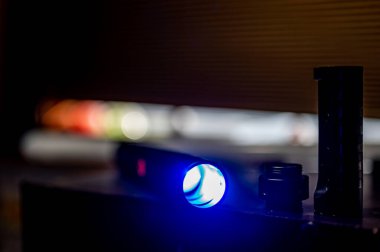 Kabzalı, neon bıçaklı, ses panelli ve kontrol çipli bir aletten lazer kılıcı yapmak için çeşitli parçalar. - Evet. Yüksek kalite fotoğraf