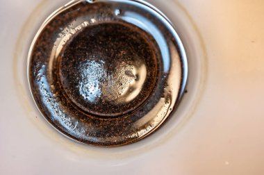 Kapalı bronz lavabo giderine odaklan. Yüksek kalite fotoğraf