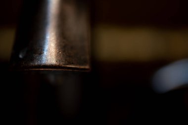 Bir banyo musluğunun ön dudağına özenli bir şekilde odaklan. Yüksek kalite fotoğraf