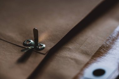 Güçlendirilmiş delik ve metal tokalı manilla zarfı. Yüksek kalite fotoğraf