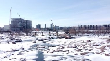 Sioux Falls Parkı 'nın şelaleyi kar ve buzla kaplayan insansız hava aracı görüntüsü. Yüksek kalite 4k görüntü