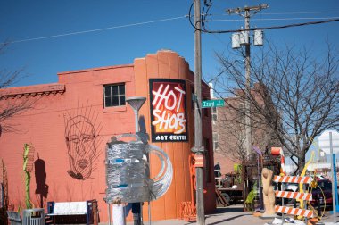Omaha, Nebraska, ABD - 3.2023 - Hot Shops girişi, cam üfleme ve sanatçı merkezi. Yüksek kalite fotoğraf