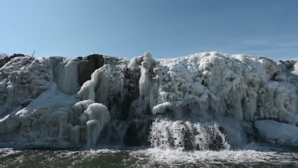 Sioux Falls Parkı Nın Alçak Açılı Manzarasında Şelaleyi Kar Buz — Stok video