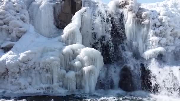 俯瞰苏州瀑布公园 瀑布上覆盖着冰雪 高质量的4K镜头 — 图库视频影像
