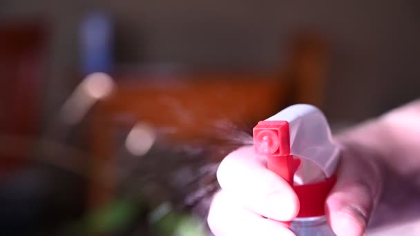 Wolnoobrotowa Butelka Aerozolem Strzelająca Małymi Kropelkami Kierunku Punktu Widokowego Kamery — Wideo stockowe