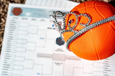 Basketbol, taç ve boş parantez Cinderella sezonunu simgeliyor. Yüksek kalite fotoğraf