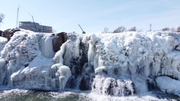 Drone Widok Sioux Falls Park Śniegiem Lodem Pokrywającym Wodospad Wysokiej — Wideo stockowe