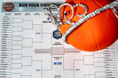 Tiffin, Iowa, ABD - 3.2023 - NCAA turnuva bilekliği, minyatür basketbol topu ve bir Cinderella tacı. Yüksek kalite fotoğraf