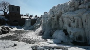 Sioux Falls Parkı 'nın alçak açılı manzarasında şelaleyi kar ve buz kaplıyor. Yüksek kalite 4k görüntü