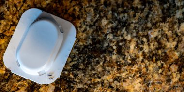 Granit mutfak tezgahında karınca kapanı zehri. Yüksek kalite fotoğraf