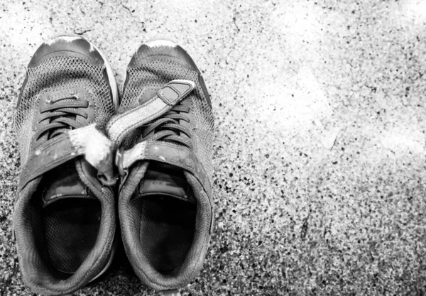Par Zapatillas Deporte Para Niños Desgastados Con Correas Rotas Dañadas — Foto de Stock