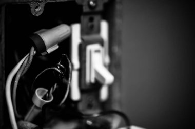 Işık düğmeli iki çete kutusu ve kablolar. Yüksek kalite fotoğraf