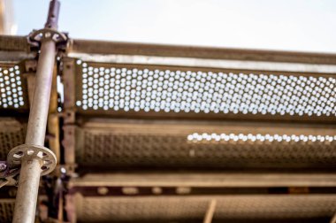 Eski bir binanın dışında gökyüzüne bakan iskeleler inşa edilmişti. Yüksek kalite fotoğraf